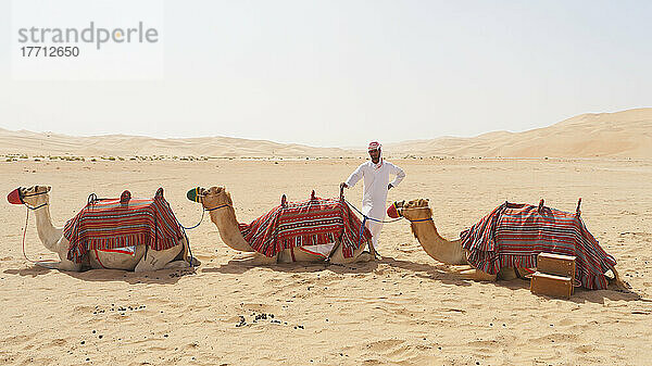 Ein einheimischer Kameltreiber in einem leeren Viertel in der Liwa-Oase; Liwa-Oase  Abu Dhabi  Vereinigte Arabische Emirate