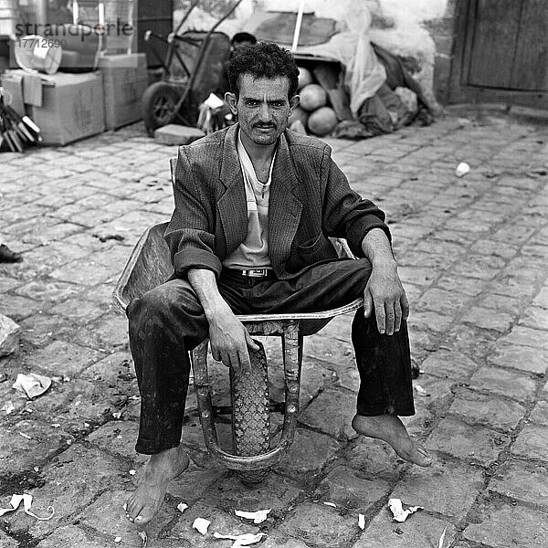 Markthändler sitzt in seiner Schubkarre in Sanaa  Jemen