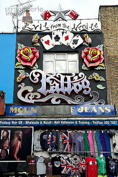 Geschäfte in der Camden High Street als Teil des berühmten Camden Market  Nord-London  London  Großbritannien