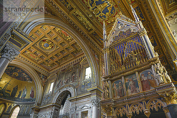 Farbenfrohe Kunstwerke an den Wänden und Decken in der Lateranbasilika von St. Johannes; Rom  Italien