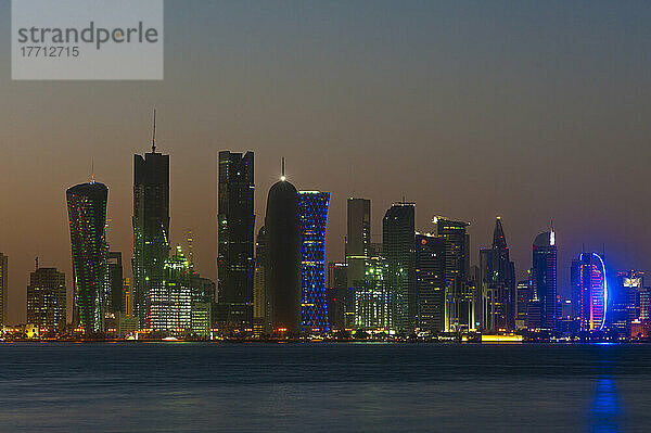 Moderne Stadtsilhouette in der Abenddämmerung; Doha  Katar