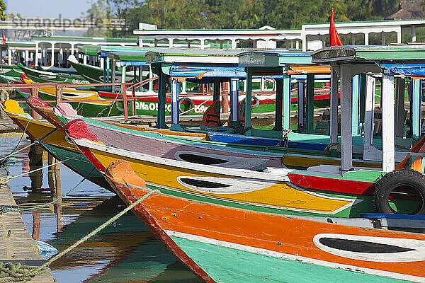 Bunte Touristenboote auf dem Fluss; Hoi An  Provinz Quang Nam  Vietnam