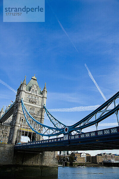 Tower Bridge an der Themse; London  England