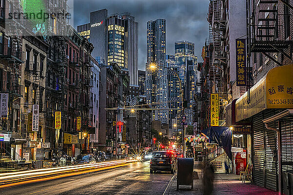 Kontrast zwischen alter und neuer Architektur in der Dämmerung auf der Madison Street in Chinatown in New York City; New York City  New York  Vereinigte Staaten von Amerika