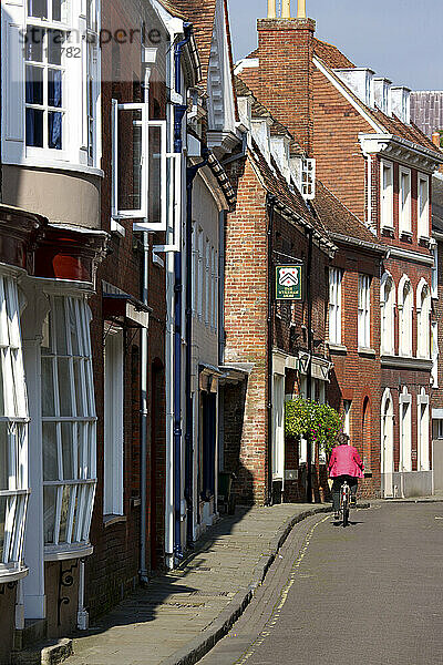 Alte Häuser entlang einer Straße; Winchester  Hampshire  England