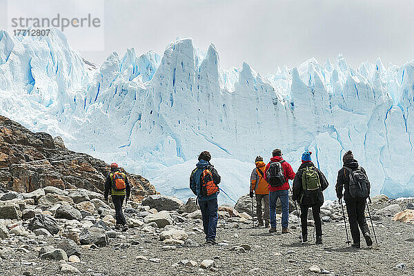 Touristen mit Blick auf den Moreno-Gletscher  Los Glaciares National Park; Provinz Santa Cruz  Argentinien