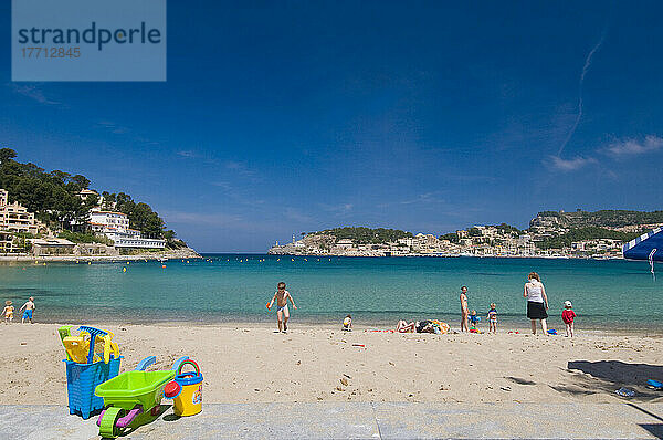 Eimer und Spaten an der Wand vor dem Strand von Puerto De Soller; Mallorca  Spanien