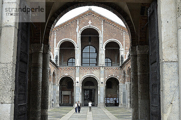 Ansicht der zwischen 379 und 386 n. Chr. erbauten Kirche St. Ambrogio  Mailand  Italien