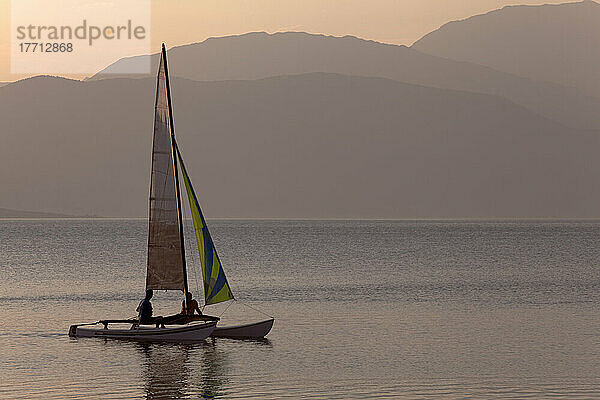 Segeln auf dem Egirdir-See bei Sonnenuntergang; Türkei