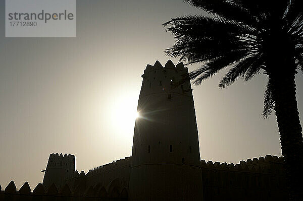 Silhouette von Al Jahili Fort; Al Ain  Vereinigte Arabische Emirate