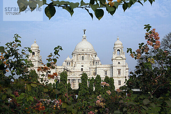 Auf dem Gelände des Victoria Memorial  einem beliebten romantischen Ort für Liebespaare. Kalkutta / Kolkata  die Hauptstadt des Bundesstaates Westbengalen  Indien  Asien.
