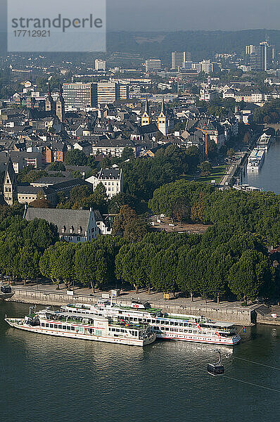 Blick auf die Stadt Koblenz und Schiffe im Fluss; Koblenz  Rheinland-Pfalz  Deutschland