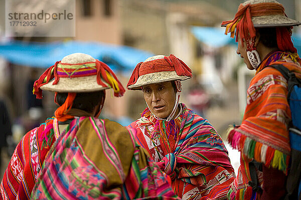 Peruanische Männer aus Willoq und Patacancha in ihrer einheimischen Kleidung.