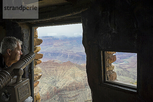 Tourist am Desert View Watchtower mit Blick auf den Grand Canyon in Arizona  USA; Arizona  Vereinigte Staaten von Amerika