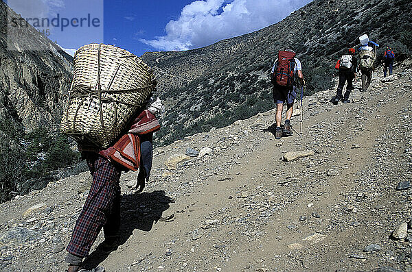 Wanderer  Gepäckträger  Nordwest-Nepal.