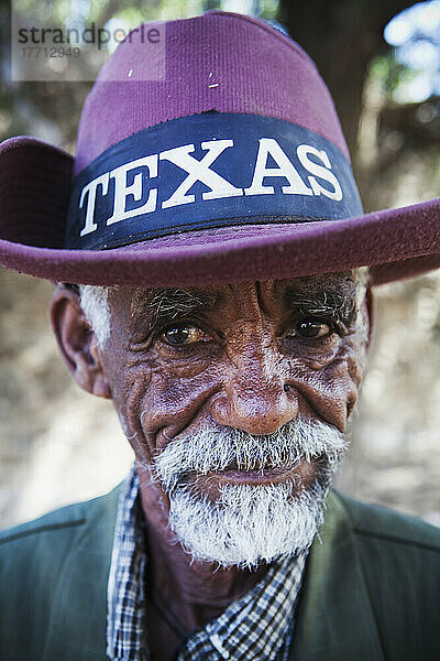 Porträt eines älteren Mannes  der einen texanischen Cowboyhut trägt; Äthiopien
