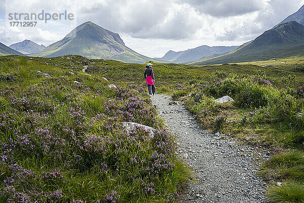Eine Frau wandert auf einem Pfad in den Cuillin Mountains bei Sligachan  Isle of Skye  Schottland; Sligachan  Isle of Skye  Schottland