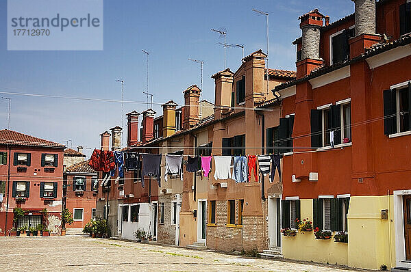 Häuser mit charakteristischen Schornsteinen; Giudecca-Insel  Venedig  Italien