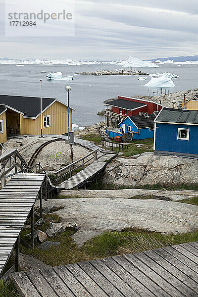 Bunte Häuser rund um Ilulissat an der Westküste Grönlands.