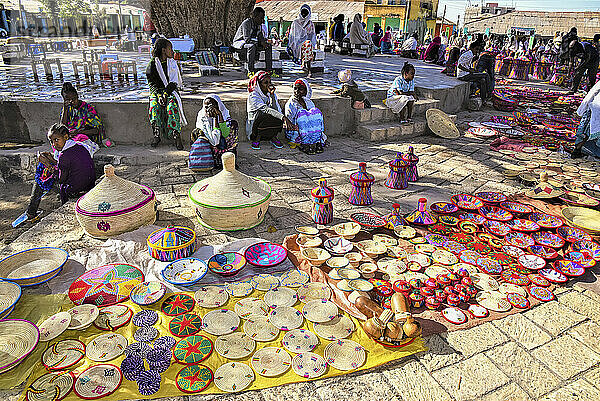 Menschen auf einem äthiopischen Markt  auf dem farbenfrohes gewebtes Kunsthandwerk ausgestellt wird; Addis Abeba  Äthiopien