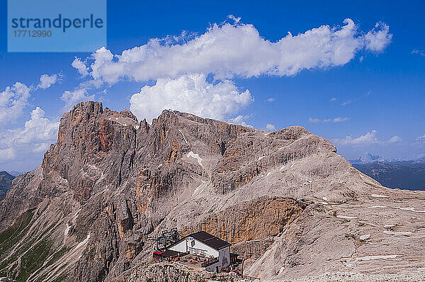 Gebäude und Berggipfel in San Martino di Castrozza in den Dolomiten; Trentino-Südtirol  Trentino  Italien