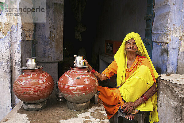 Ländliches Rajasthan Wasserverkäufer im Dorfbasar; Rajasthan  Indien