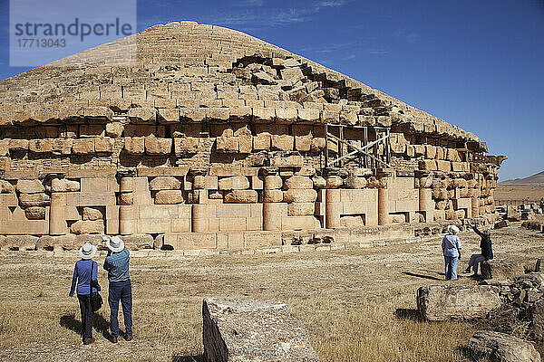 Touristen am Mausoleum von Medracen  in der Nähe von Batna; Algerien