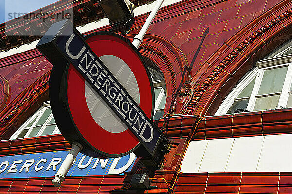 Schild für Underground  ein Schnellbahnsystem; London  England