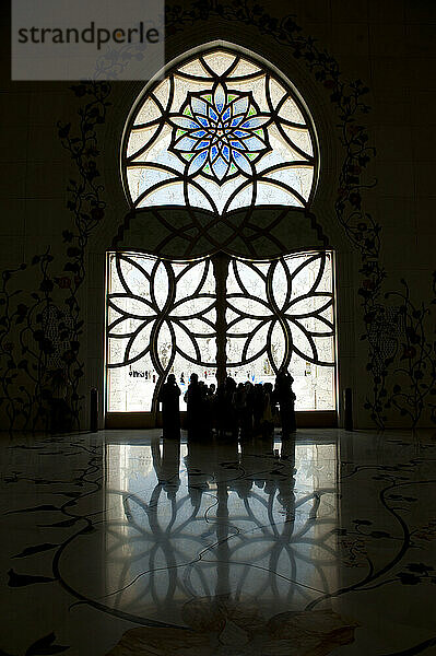 Silhouette einer Gruppe von Schulkindern vor den Haupttüren zum Innenhof der Großen Moschee von Sheikh Zayed; Abu Dhabi  Vereinigte Arabische Emirate