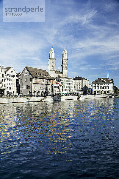 Fluss Limmat und Großmünsterkirche in der Ferne; Stadt Zürich  Zürich  Schweiz