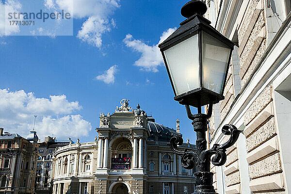 Die italienische Barockfassade des Opern- und Balletttheaters von Odessa und die klassische Straßenbeleuchtung mit historischen Gebäuden im Stadtzentrum von Odessa; Odessa  Ukraine