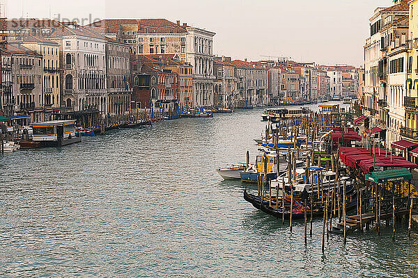 Blick auf den Canal Grande von der Rialto-Brücke; Venedig  Italien