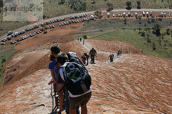 Touristen wandern auf den Uluru  früher bekannt als Ayers Rock; Northern Territory  Australien