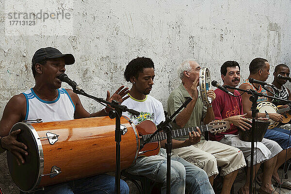 Eine Band spielt außerhalb einer Bar auf der monatlichen Antiquitätenmesse in der Rua Do Lavradio  Lapa; Rio De Janeiro  Brasilien