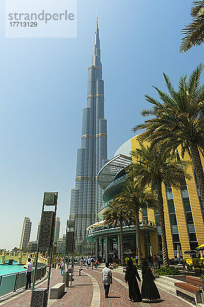Blick an der Dubai Mall vorbei in Richtung des Burj Khalifa; Dubai  Vereinigte Arabische Emirate