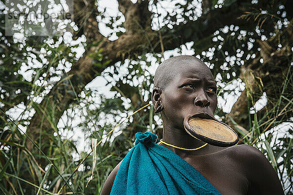 Frau vom Stamm der Suri (Surma) mit traditioneller Lippenplatte aus Ton  Region Omo  Südwest-Äthiopien; Kibish  Äthiopien