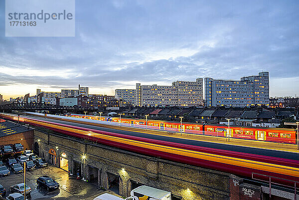 Stadtlandschaft von Battersea in der Abenddämmerung  einem Stadtteil im Südwesten Londons; London  England