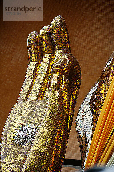 Wat Tham Seu  oder Großer Buddha Tempel; Kanchanaburi  Thailand