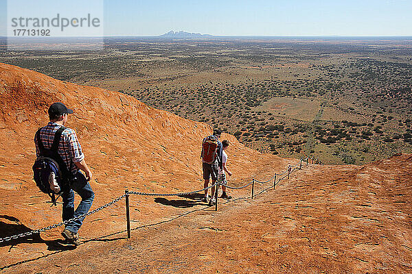 Touristen wandern auf den Uluru  früher bekannt als Ayers Rock; Northern Territory  Australien