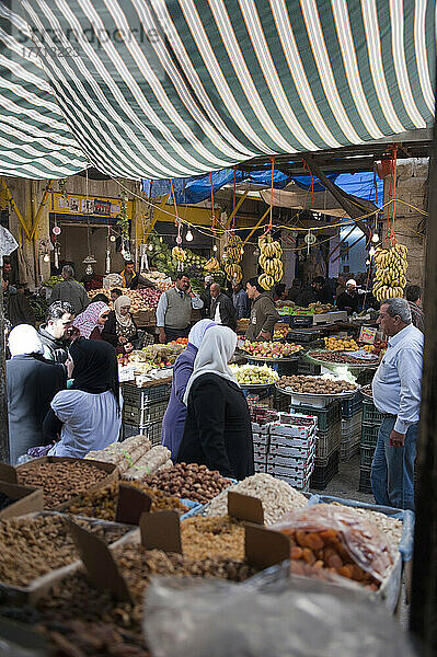Der alte Souk  ein farbenfroher traditioneller Lebensmittelmarkt in der Innenstadt von Amman; Amman  Jordanien
