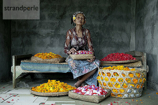 Hinduistische Frau mit Blumenopfer; Bali