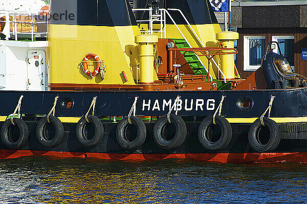 Ein mit Gummireifen ausgekleidetes Boot auf der Seite; Hamburg  Deutschland