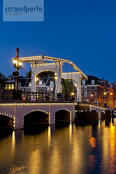 Dünne Brücke in der Abenddämmerung; Amsterdam  Holland