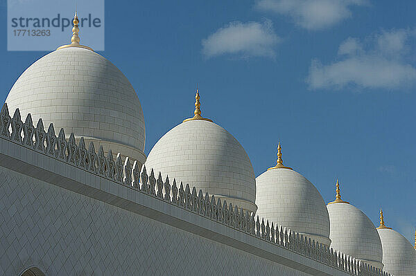 Detail der Kuppeln  die den Innenhof der Großen Moschee von Sheikh Zayed umgeben; Abu Dhabi  Vereinigte Arabische Emirate