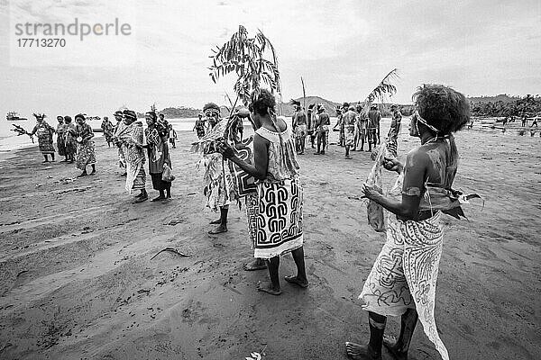 Dorffrauen in Kleidern aus Tapa-Rindenstoff bereiten sich auf die Aufführung eines traditionellen melanesischen Stammestanzes in Morobe Bay  Papua-Neuguinea  vor; Morobe Bay  Provinz Morobe  Papua-Neuguinea