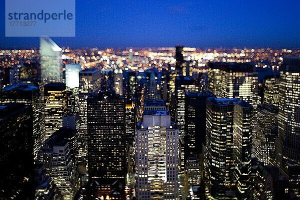 Tilt-Shift-Abendaufnahme von Manhattan von der Spitze des Rockefeller Centers  New York. USA.