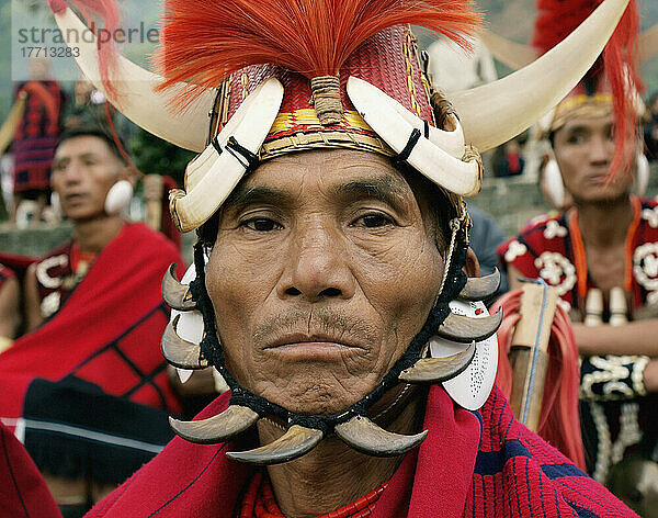 Yimchungru-Stammesangehöriger während des Hornvogelfests  Porträt; Nagaland  Indien