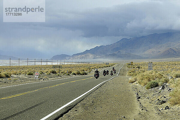 Motorräder auf dem Hightway 136  Route 136 in der Nähe des Death Valley; Kalifornien  Vereinigte Staaten von Amerika