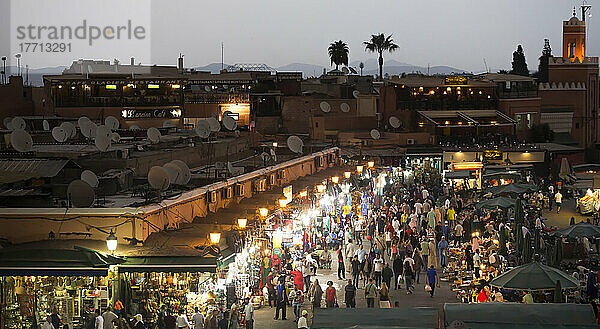 Lebensmittelstände auf dem Nachtmarkt des Djemaa el-Fna in der Medina von Marrakesch  Marokko; Marrakesch  Marrakesch  Marokko
