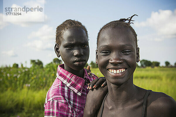 Jugendliche des Stammes der Nuer in der Nähe von Gambella in Westäthiopien; Äthiopien